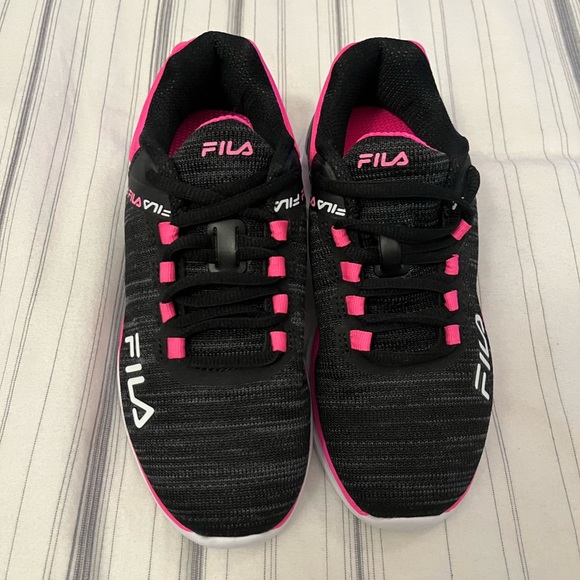 BRAND NEW GIRLS SIZE 2 FILA TENNIS SHOES - Picture 10 of 14
